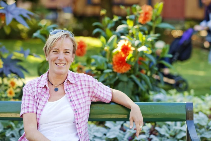 Cecilia Svensson på en parkbänk